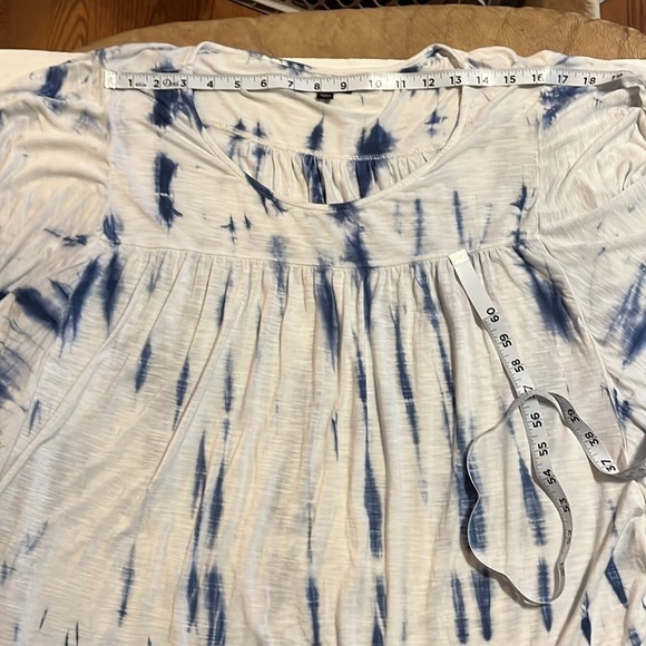 Lane Bryant-22/24-blue and white tie-dye flutter sleeve pull over top blouse - Picture 8 of 11